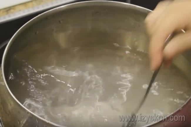 несколько минут кипятим рассол, перемешивая его, чтобы вся соль растворилась.