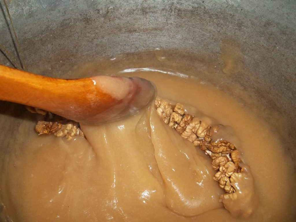 Приготовление густой массы для чучхелы (пеламуши)