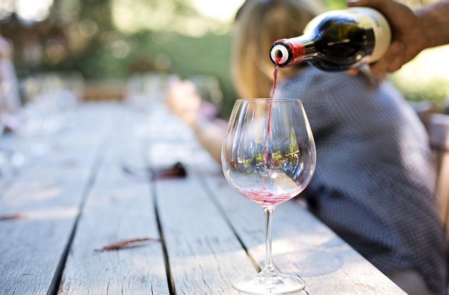 Как следует разливать вино с точки зрения столового этикета?